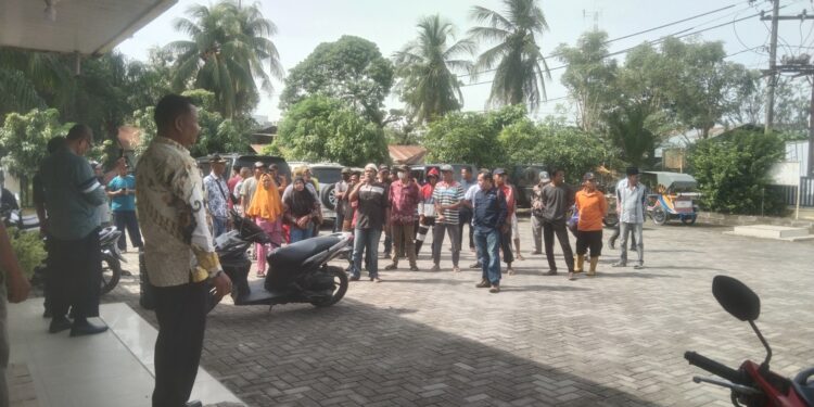 Puluhan warga Desa Lalang, Kecamatan Tanjung Pura, Kabupaten Langkat, melakukan aksi unjukrasa dihalaman Kantor Camat Tanjung Pura, Kamis (12/12/2024) sekitar pukul 10.00 WIB. (foto/ist)