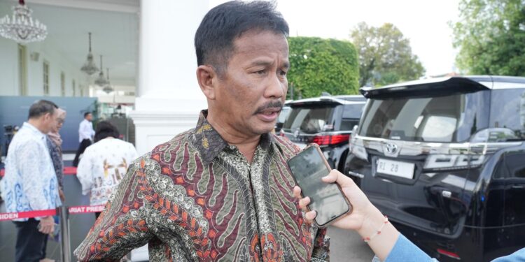 Kepala BP Batam, Muhammad Rudi menghadiri penyerahan Daftar Isian Pelaksanaan Anggaran (DIPA) dan Buku Alokasi Transfer ke Daerah (TKD) Tahun Anggaran 2025 serta Peluncuran Katalog Elektronik Versi 6, pada Selasa (10/12/2024). (foto/Humas BP Batam)