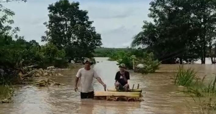 Warga setempat menggunakan perahu sebagai transportasi. (foto/ist)