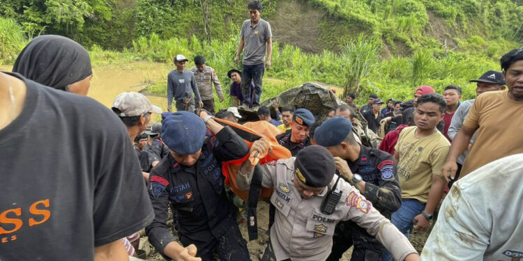 Petugas dan warga yang sedang mengevakuasi korban jiwa (foto/dok)