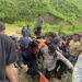 Petugas dan warga yang sedang mengevakuasi korban jiwa (foto/dok)