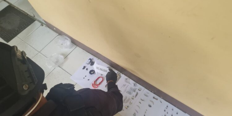 Serpihan dari benda yang diduga sebagai peledak . (foto/ist)