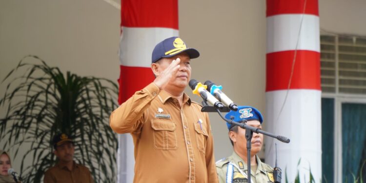 Staf Ahli Bidang Pembangunan, Ekonomi, dan Keuangan H. Sutrisuanto, S.Sos, M.AP memimpin Apel Gabungan Aparatur Sipil Negara (ASN) di jajaran Pemerintah Kabupaten Langkat, Senin (20/1/2025). (Foto/Diskominfo Langkat)