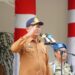 Staf Ahli Bidang Pembangunan, Ekonomi, dan Keuangan H. Sutrisuanto, S.Sos, M.AP memimpin Apel Gabungan Aparatur Sipil Negara (ASN) di jajaran Pemerintah Kabupaten Langkat, Senin (20/1/2025). (Foto/Diskominfo Langkat)
