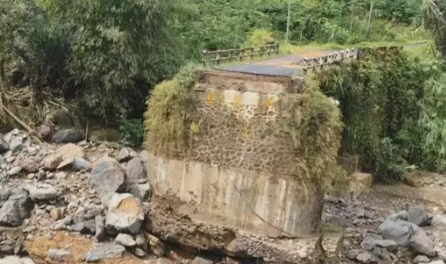 kondisi jembatan jimat yang rusak (foto/ist)