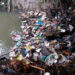 Ilustrasi sungai yang penuh dengan material sampah. (foto/net)