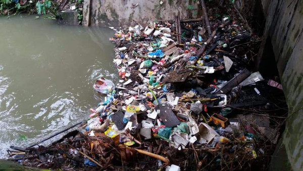 Ilustrasi sungai yang penuh dengan material sampah. (foto/net)