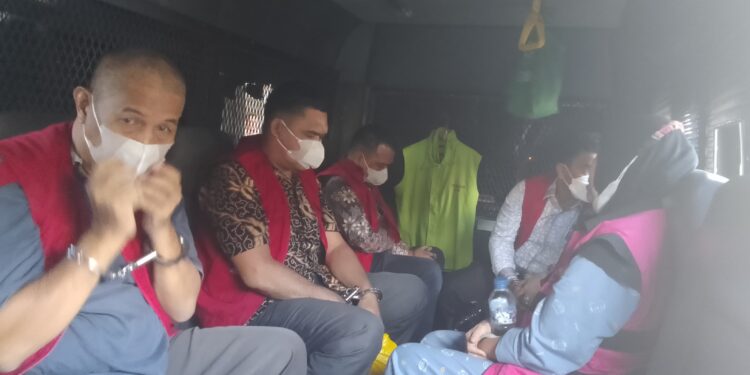 5 tersangka dugaan korupsi seleksi pengadaan PPPK guru di Kabupaten Langkat saat diamankan di mobil tahanan Kejati Sumut. (foto/Kejati Sumut)