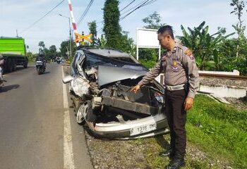 Keadaan mobil setelah tertabrak kereta. (foto/ist)