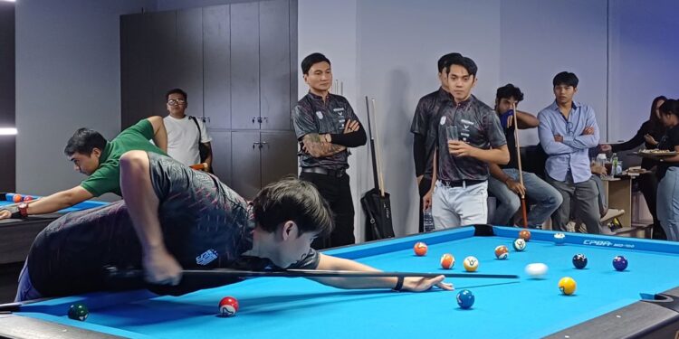 Billy Syahputra saat bermain biliar (foto/dok)
