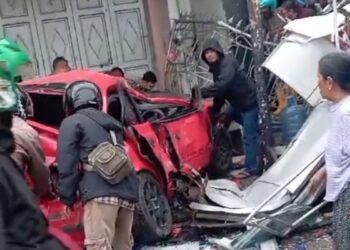 Kecelakaan beruntun terjadi di jalan raya Bandung-Sumedang, tepatnya di Dusun Warung Kalde, Desa Cikeruh, Kecamatan Jatinangor, Kabupaten Sumedang, Jawa Barat, Senin (27/1/2025). (foto/dok)