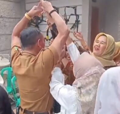 ASN Dinkes Kuningan Viral Joget sambil Sawer Emak-Emak, Ending Ditegur (foto/Instagram)