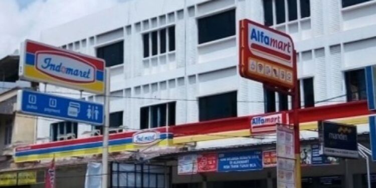 Alfamart dan Indomaret yang berdekatan. (foto/net)