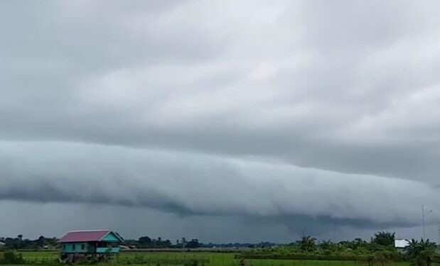 Awan Mirip Gelombang Tsunami Muncul di Langit Maros, Warga Mengaku Waswas (foto/Instagram)