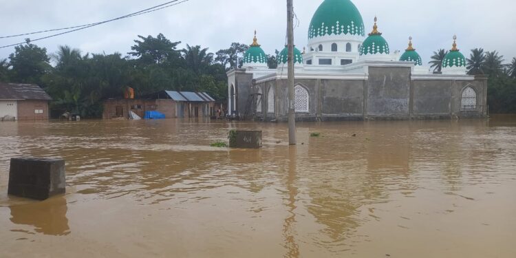 Salah satu Masjid terendam banjir dalam peristiwa ini.(foto/Media Center Riau)