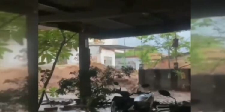 Banjir bandang yang masuk ke pemukiman Desa Rengel. (foto/ist)