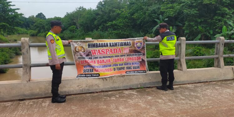 Banner himbauan bencana yang dipasang Personil Polsek Belitang II. (foto/Yesi)