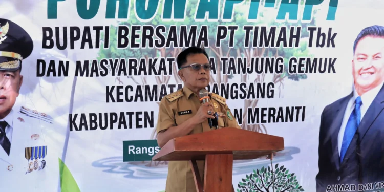Pelaksana tugas (Plt) Bupati Kepulauan Meranti  AKBP (Purn) H. Asmar memberikan apresiasi atas kontribusi PT Timah Tbk melalui program Corporate Social Responsibility (CSR) yang dilaksanakan di Desa Tanjung Gemuk, Kecamatan Rangsang, Selasa (14/01/2025). (foto/Diskominfo Meranti)