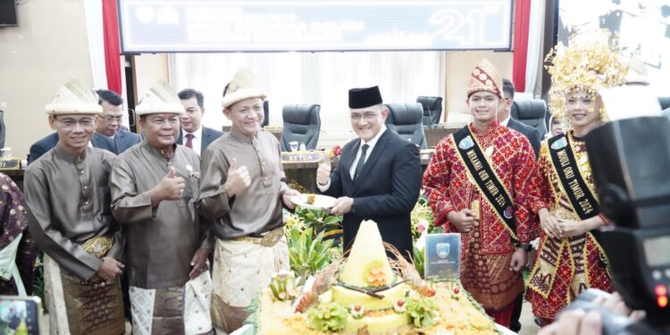 Bupati OKU Timur Ir. H. Lanosin, M.T., M.M. menghadiri Rapat Paripurna Istimewa memperingati HUT Kabupaten OKU Timur Ke-21 pada tanggal 17 Januari 2025. (foto/Yesi)