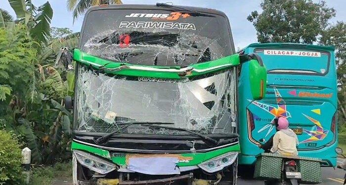 Dua bus pariwisata berisikan rombongan siswa PAUD asal Purworejo bertabrakan di Kabupaten Kulonprogo, Rabu (22/1/2025) (foto/ist)