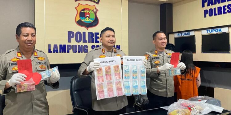 Kapolres Lampung Selatan AKPB Yusriandi Yusrin saat ekspose kasus pengedaran uang palsu (foto/ist)