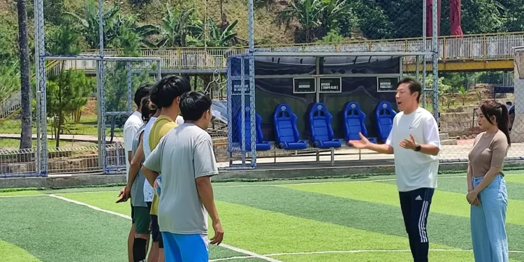 Shin Tae-yong saat sedang asyik syuting Film 'Ghost Soccer' di Subang (foto/ist)