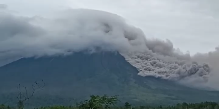 Gunung Semeru Kembali Erupsi Menyebabkan Hujan Abu (foto/ist)