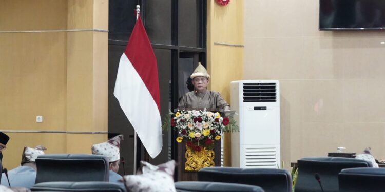 Bupati OKU Timur Ir. H. Lanosin, M.T., M.M. memaparkan pencapaian penting selama 21 tahun terakhir dalam pidato di Sidang Paripurna Istimewa DPRD Kabupaten OKU Timur dalam rangka memperingati HUT Kabupaten OKU Timur ke-21, Jum'at, 17 Januari 2025 di Ruang Rapat Paripurna DPRD Kabupaten OKU Timur. (foto/Diskominfo OKU Timur)