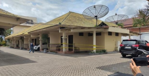 Hotel di Kota Kediri diduga tempat pembunuhan Uswatun yang telah dipasangi garis polisi. (foto/dok)