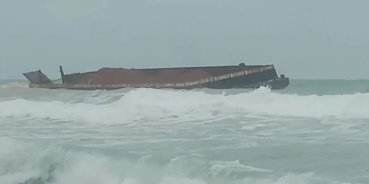 Kapal tongkang yang terdampar (foto/ist)