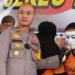 Ibu muda yang mengadopsi bayi ilegal saat diamankan di Mapolres Batu. (foto/dok)