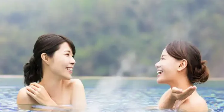 Ilustrasi wanita Jepang mandi di pemandian air panas terbuka. (foto/net)