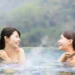 Ilustrasi wanita Jepang mandi di pemandian air panas terbuka. (foto/net)