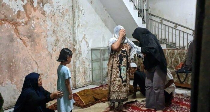 Istri Septian tak kuasa menahan tangis saat suaminya dikabarkan telah tewas. (foto/ist)