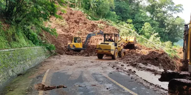 Jalur Nasional Kuningan-Majalengka Kembali Tertimbun Longsor. (foto/ist)