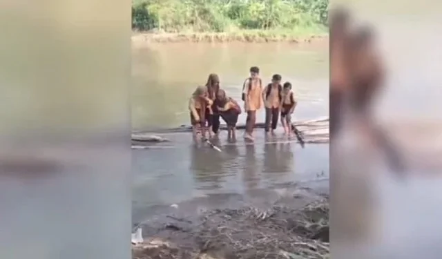 Sejumlah Siswa yang Terpaksa Sebrangi Sungai untuk ke Sekolah(foto/ist)