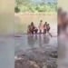 Sejumlah Siswa yang Terpaksa Sebrangi Sungai untuk ke Sekolah(foto/ist)