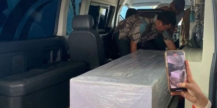 Jenazah Basri yang tewas akibat penembakan oleh APMM saat akan dibawa ke Pulau Rupat, Bengkalis untuk dimakamkan, di Riau, Rabu (29/1/2025). (foto/dok)