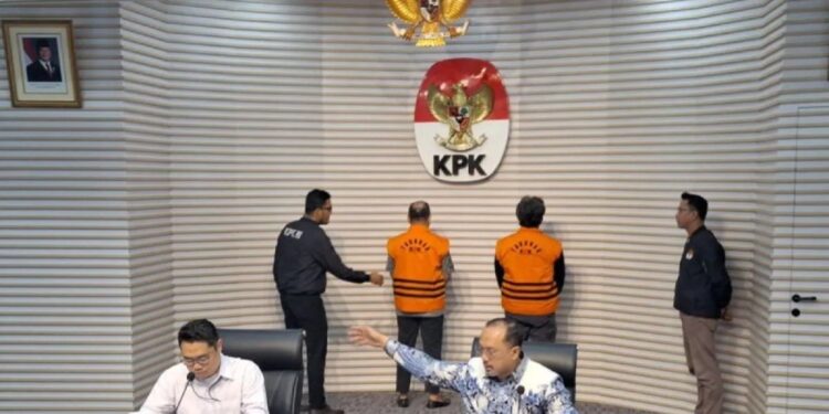 KPK menghadirkan 2 dari 3 tersangka dalam kasus ini. (foto/dok)