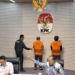 KPK menghadirkan 2 dari 3 tersangka dalam kasus ini. (foto/dok)