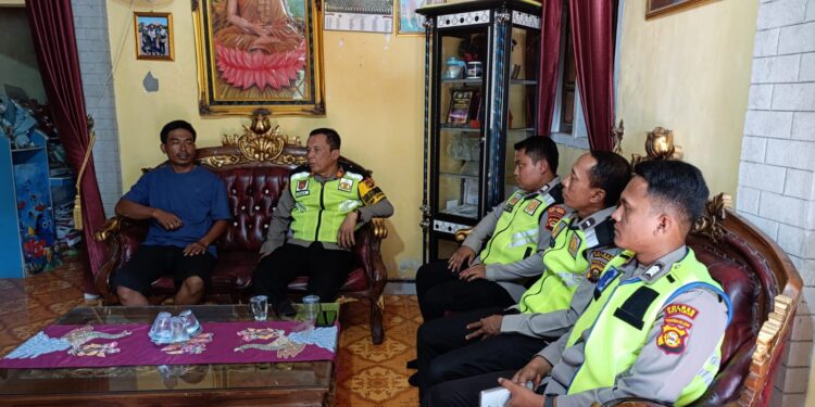 Kapolsek Belitang II AKP Johan Syafri SE bersama anggota menyambangi rumah Kepala Desa Karang Manik di Kecamatan Belitang II. (foto/Yesi)