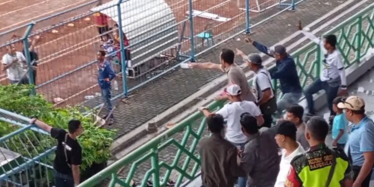 Kericuhan Warnai Laga Perseba Bangkalan Vs Persesa Sampang di Stadion Gelora Bangkalan (foto/ist)