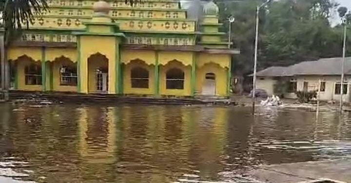 Kondisi Desa Mepar yang terendam banjir. (foto/Wartawan RMnews.id Kab. Lingga)