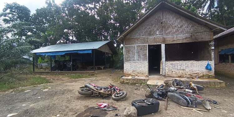 Kondisi warung yang diserang. (foto/ist)
