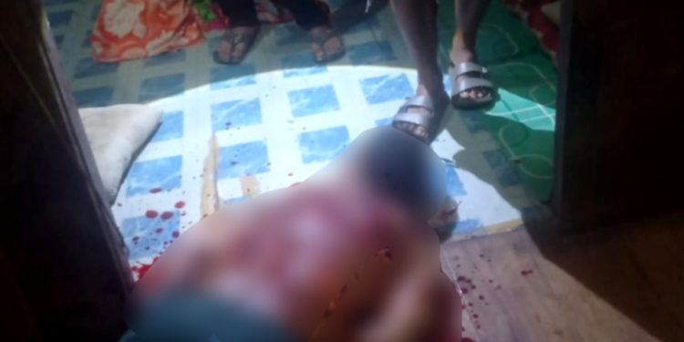 Korban yang bersimbah darah dibunuh anak kandung. (foto/dok)