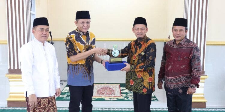 Bupati OKU Timur Ir. H. Lanosin, S.T., M.T., M.M. meresmikan Markaz Darul Huda Pondok Pesantren Subulussalam Syarif Hidayatullah di Halaman Subulussalam 2, Desa Sriwangi Ulu, Kecamatan Semendawai Suku lll, Selasa, 21 Januari 2025. (foto/Diskominfo OKU Timur)
