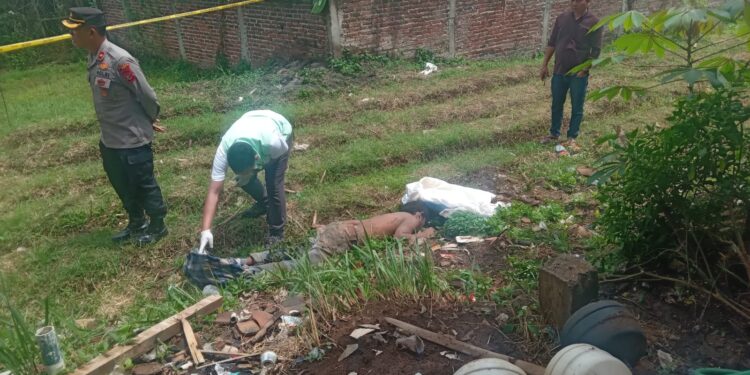 Mayat Pria Tergeletak Dekat Peternakan Ayam Gegerkan Warga Garut, Diduga Berselisih dengan Orang Dekat (foto/Panca/Yos)