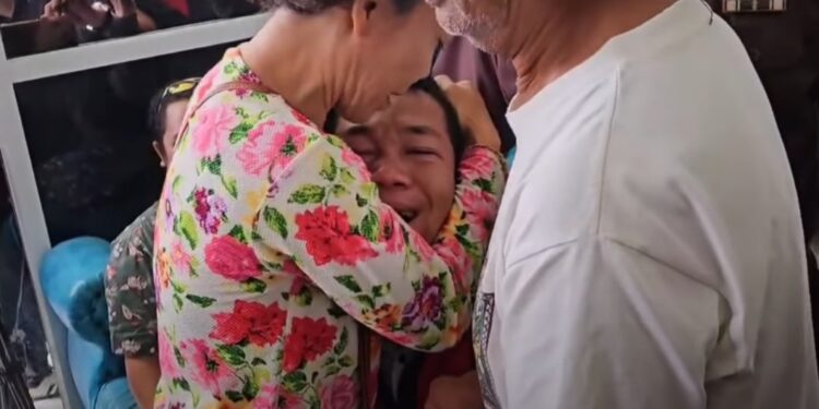 Momen IWAS atau Agus Buntung menangis di pelukan ibunya saat akan ditahan. (foto/ist)