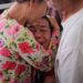 Momen IWAS atau Agus Buntung menangis di pelukan ibunya saat akan ditahan. (foto/ist)