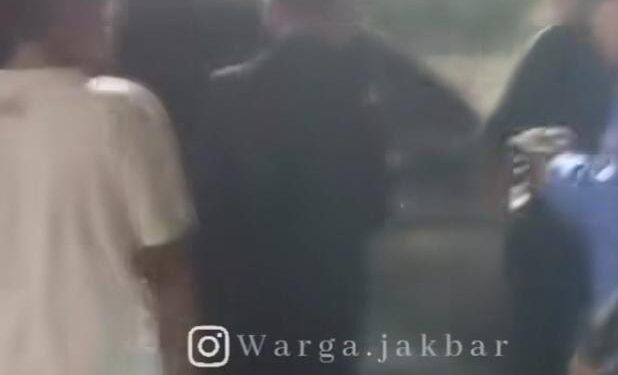 Nekat Lawan Arah, Mobil Diamuk-Dirusak Massa di Kebon Jeruk (foto/Instagram)